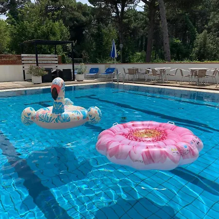 G&d Deanna Pool&brunch